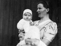 Rauha Jarvinen Riitta sylissa